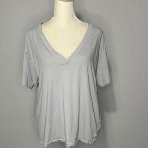 Vuori Women’s Sutton Classic V-Neck Short Sleeve Top Light Gray